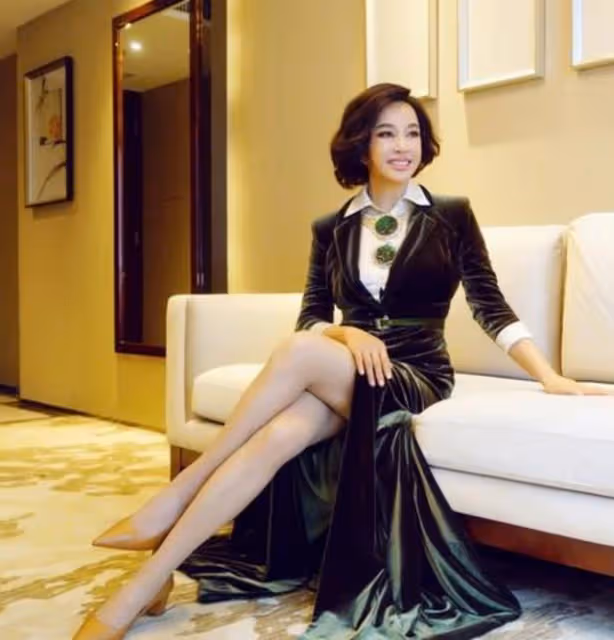 劉曉慶年齡越大穿得越"嫩"，開叉禮服裙秀身材，美得霸氣又自信