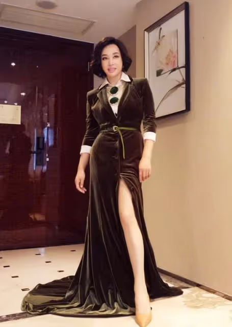 劉曉慶年齡越大穿得越"嫩"，開叉禮服裙秀身材，美得霸氣又自信