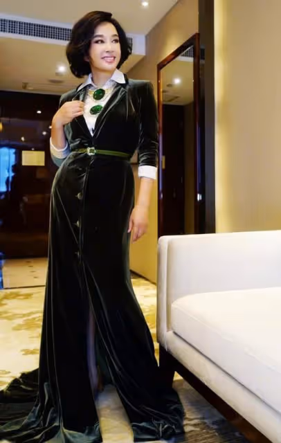 劉曉慶年齡越大穿得越"嫩"，開叉禮服裙秀身材，美得霸氣又自信