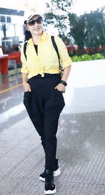 劉曉慶年齡越大穿得越"嫩"，開叉禮服裙秀身材，美得霸氣又自信