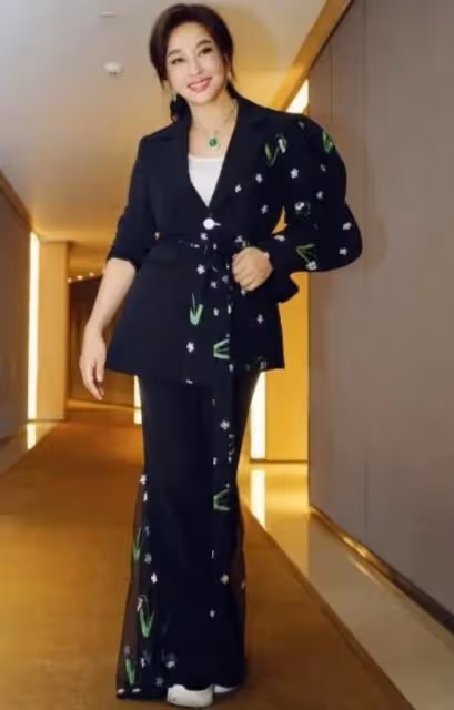劉曉慶年齡越大穿得越"嫩"，開叉禮服裙秀身材，美得霸氣又自信