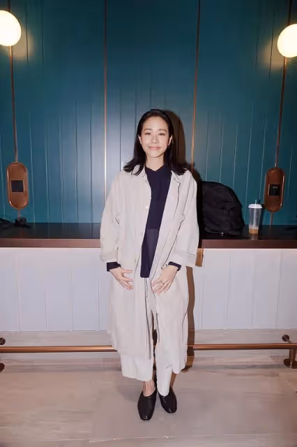 林嘉欣終於穿對，一身極簡風寬鬆舒適又顯氣質，40+女人都該學學