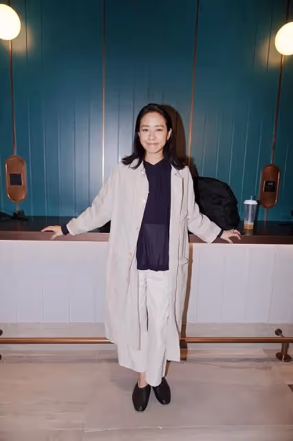 林嘉欣終於穿對，一身極簡風寬鬆舒適又顯氣質，40+女人都該學學
