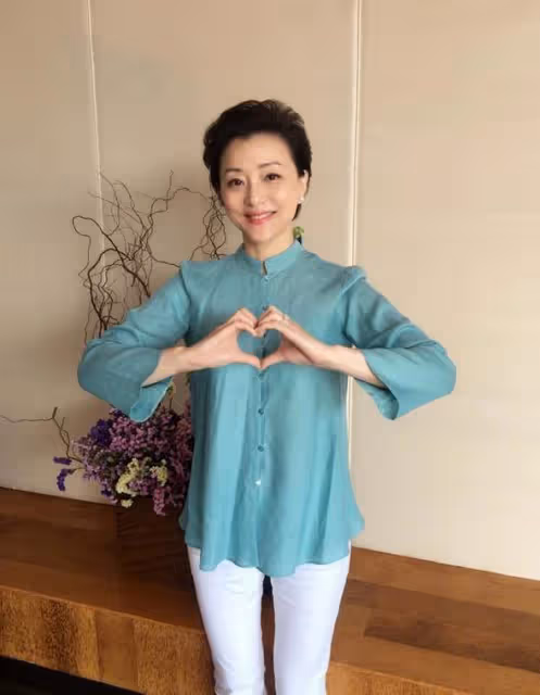 原來楊瀾身材這麼好！穿拼色收腰短裙配絲襪，成熟女人味擋不住
