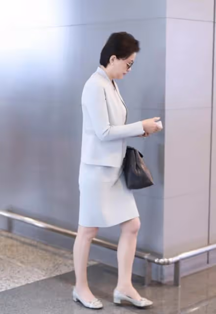 原來楊瀾身材這麼好！穿拼色收腰短裙配絲襪，成熟女人味擋不住