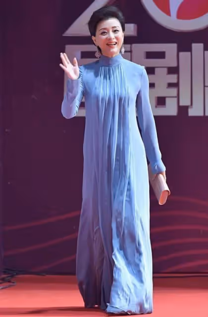 原來楊瀾身材這麼好！穿拼色收腰短裙配絲襪，成熟女人味擋不住