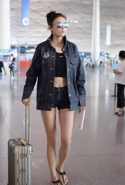 張藍心衣品成謎！穿運動外套搭鉛筆裙，配珍珠項鍊真讓人看不懂