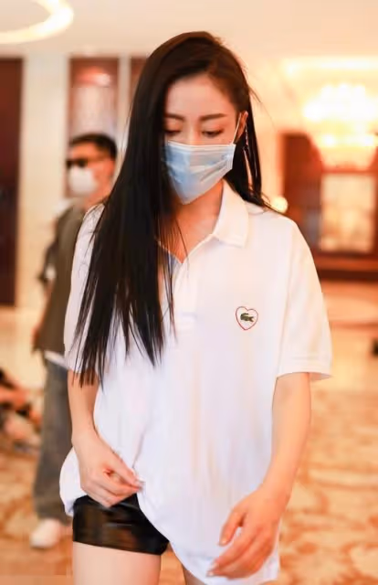 張天愛時尚感太強，"爸爸衫"穿出女人味，手提衣擺暴露小"心機"