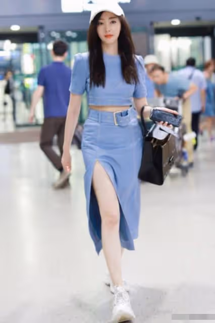 張天愛時尚感太強，"爸爸衫"穿出女人味，手提衣擺暴露小"心機"