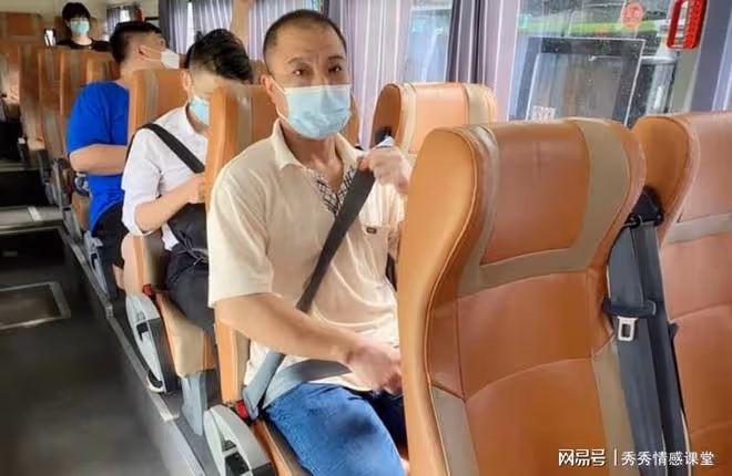 老員工上班時間去廁所，當天被扣工資500，辭職後竟收到轉帳