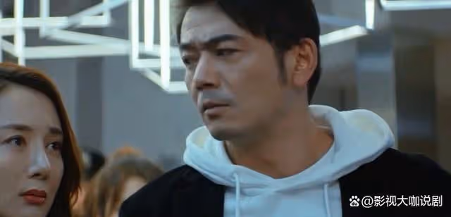 結局,羅承宇親手把昔日兄弟送進監獄,余嘉名輸了人生贏了愛情