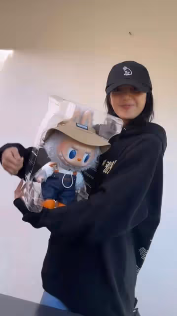 POP MART偶遇LISA一直在拆！媽媽曝光狂粉LISA收藏牆也太實名羨慕