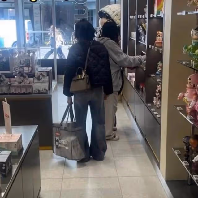 POP MART偶遇LISA一直在拆！媽媽曝光狂粉LISA收藏牆也太實名羨慕
