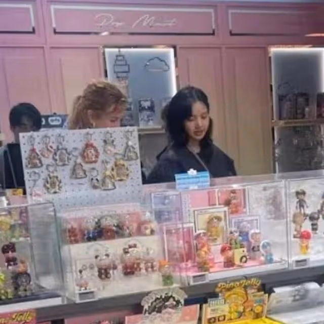 POP MART偶遇LISA一直在拆!媽媽曝光狂粉LISA收藏牆也太實名羨慕