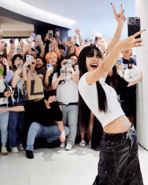POP MART偶遇LISA一直在拆!媽媽曝光狂粉LISA收藏牆也太實名羨慕