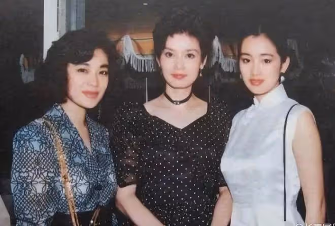 43歲柳岩說希望有個伴,揭開了娛樂圈大齡單身獨居女星的心酸