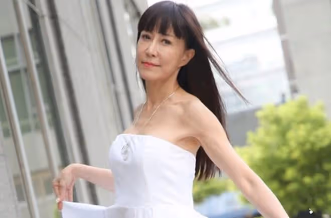 43歲柳岩說希望有個伴,揭開了娛樂圈大齡單身獨居女星的心酸