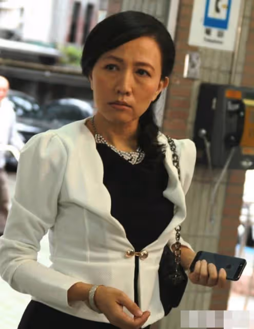43歲柳岩說希望有個伴,揭開了娛樂圈大齡單身獨居女星的心酸