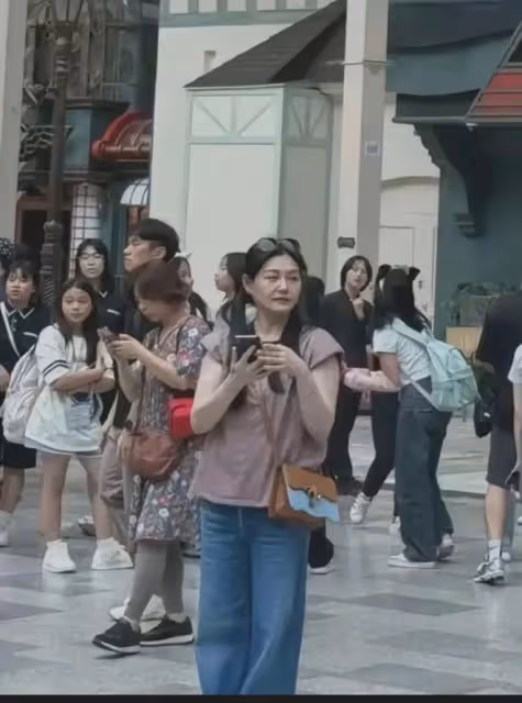 大S現身韓國,紋身手錶搶鏡,被吐槽又老又胖,女兒頭髮油膩!
