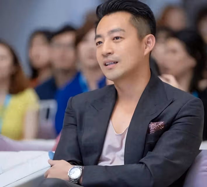 小菲地鐵被偷拍,網友吐槽:下半身姨味重!本人憤怒回懟,偏愛雞心領原因曝光