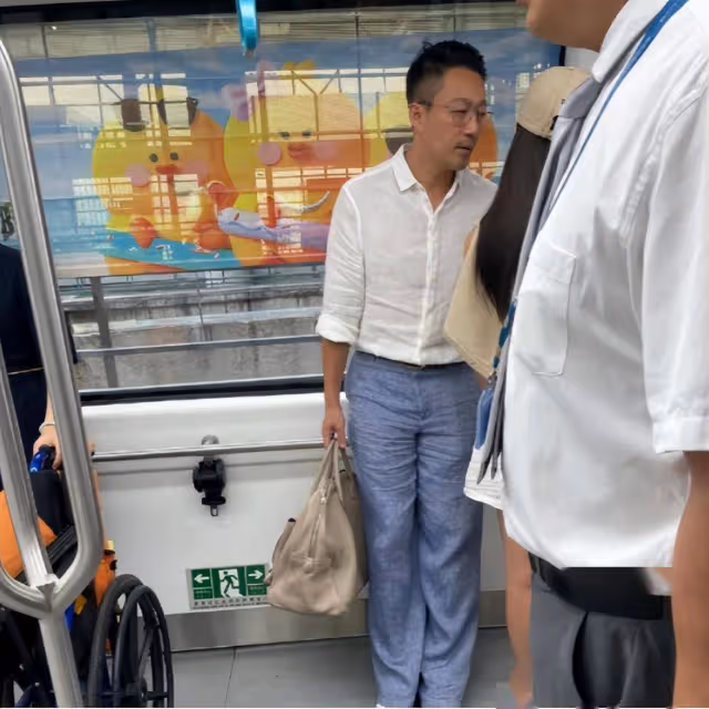 小菲地鐵被偷拍,網友吐槽:下半身姨味重!本人憤怒回懟,偏愛雞心領原因曝光