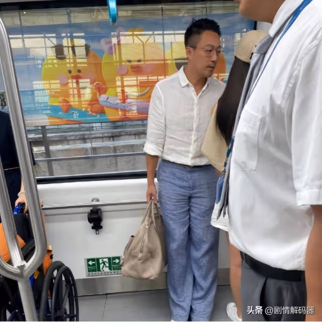 小菲地鐵被偷拍,網友吐槽:下半身姨味重!本人憤怒回懟,偏愛雞心領原因曝光