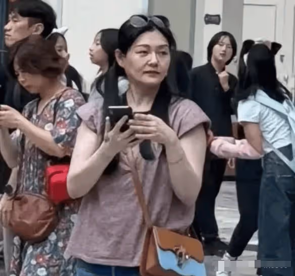 48歲大S現身韓國看望婆婆,全身穿搭沒有想像中那麼貴,上衣不足1000元很平民