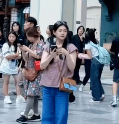 48歲大S現身韓國看望婆婆,全身穿搭沒有想像中那麼貴,上衣不足1000元很平民