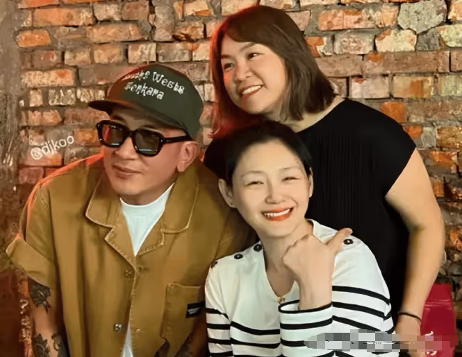 48歲大S現身韓國看望婆婆,全身穿搭沒有想像中那麼貴,上衣不足1000元很平民