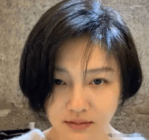 48歲大S現身韓國看望婆婆,全身穿搭沒有想像中那麼貴,上衣不足1000元很平民