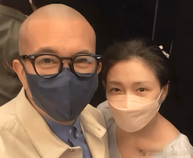 48歲大S現身韓國看望婆婆,全身穿搭沒有想像中那麼貴,上衣不足1000元很平民