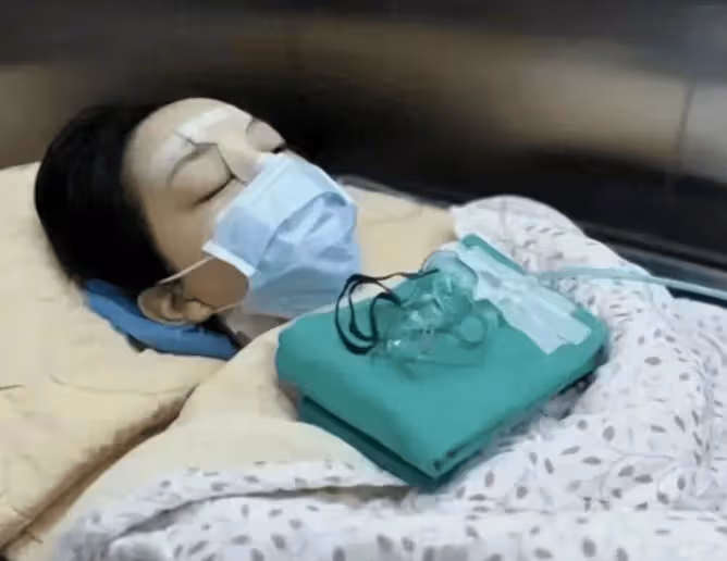 李嫣公開手術照片,鼻子嘴巴纏滿紗布,18歲近照完美繼承王菲美貌