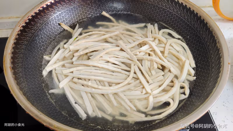 夏天遇到這菜別手軟,一身都是寶! 大火快炒才地道,一口脆嫩,滿口新鮮好味