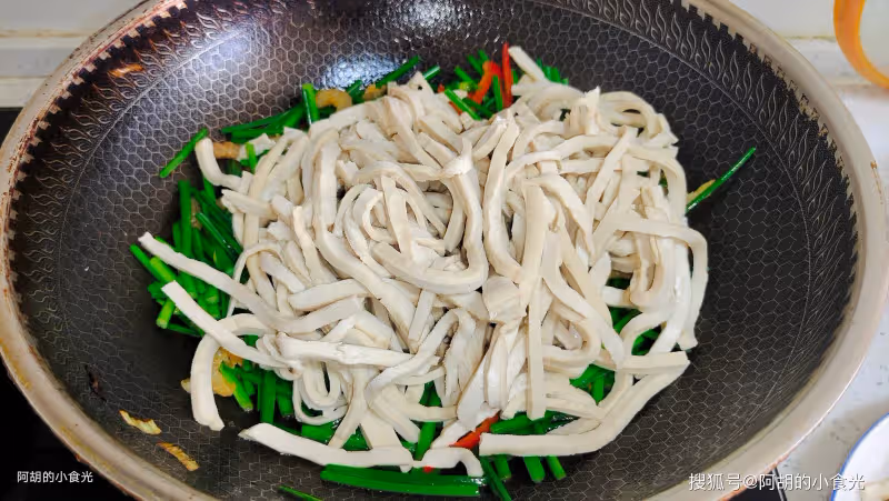 夏天遇到這菜別手軟,一身都是寶! 大火快炒才地道,一口脆嫩,滿口新鮮好味