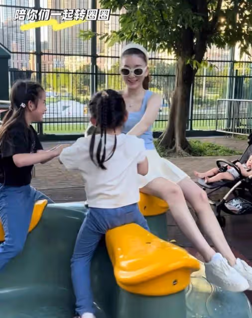 方媛帶倆女兒去公園玩,小女兒單手翻一字馬好厲害