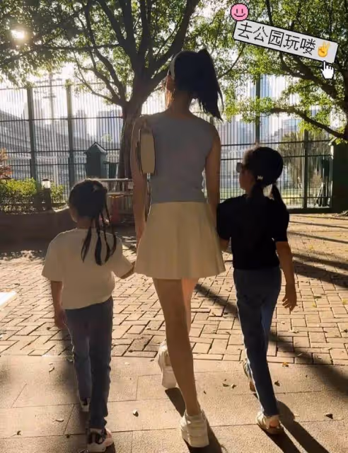 方媛帶倆女兒去公園玩,小女兒單手翻一字馬好厲害