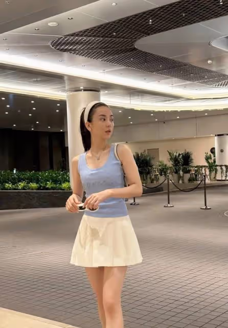 方媛帶倆女兒去公園玩,小女兒單手翻一字馬好厲害