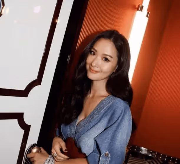 14歲倒追闊少,20歲替父還債,她一夜狂賺13億,如今42歲把老公熬成了爹