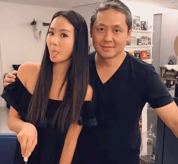 14歲倒追闊少,20歲替父還債,她一夜狂賺13億,如今42歲把老公熬成了爹