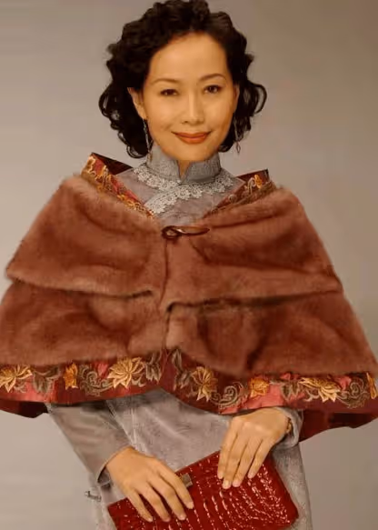 娛圈「最卑微人妻」:嫁豪門35年無兒無女,丈夫頻繁出軌?她卻從不提離婚