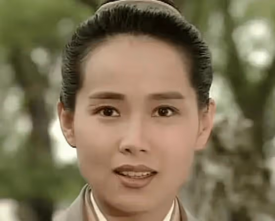 娛圈「最卑微人妻」:嫁豪門35年無兒無女,丈夫頻繁出軌?她卻從不提離婚