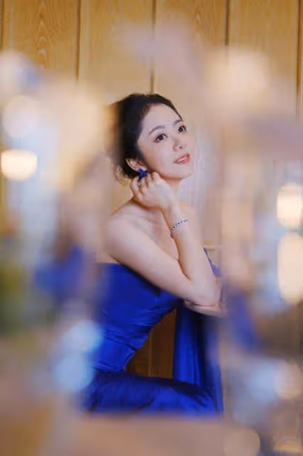 譚松韻穿克萊因藍長裙盡顯優雅,嘟嘴賣萌好可愛