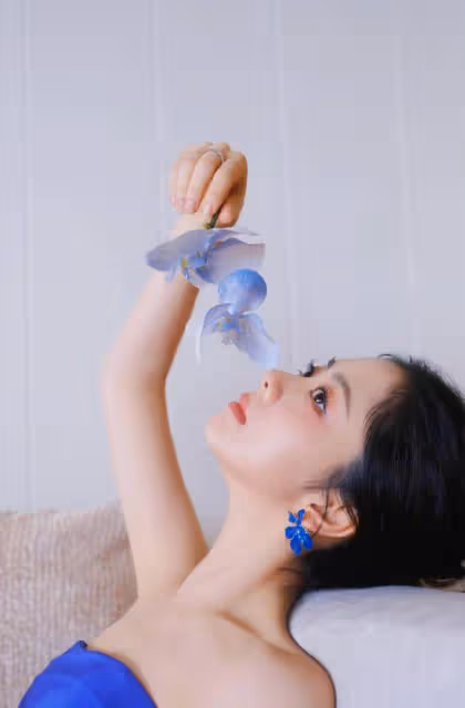 譚松韻穿克萊因藍長裙盡顯優雅,嘟嘴賣萌好可愛