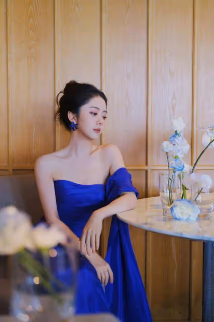 譚松韻穿克萊因藍長裙盡顯優雅,嘟嘴賣萌好可愛