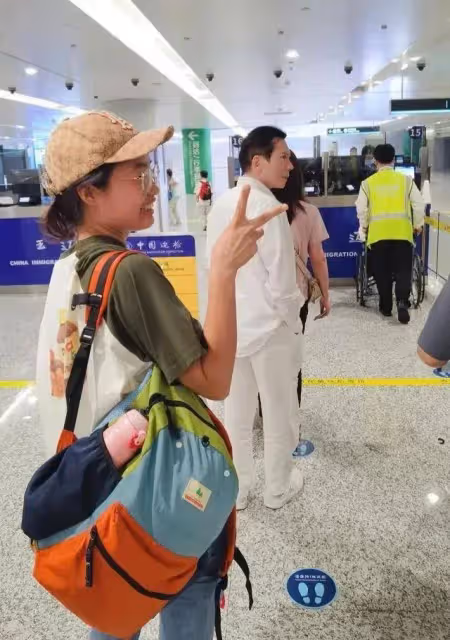 網友偶遇向華強夫婦，向太坐輪椅專注玩手機，向華強穿搭休閒