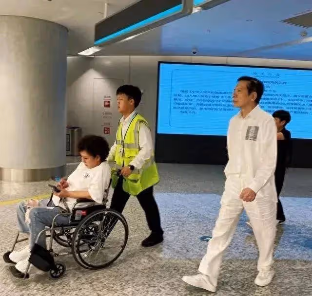 網友偶遇向華強夫婦，向太坐輪椅專注玩手機，向華強穿搭休閒