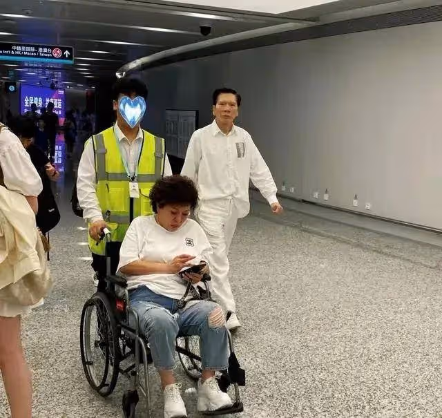 網友偶遇向華強夫婦，向太坐輪椅專注玩手機，向華強穿搭休閒