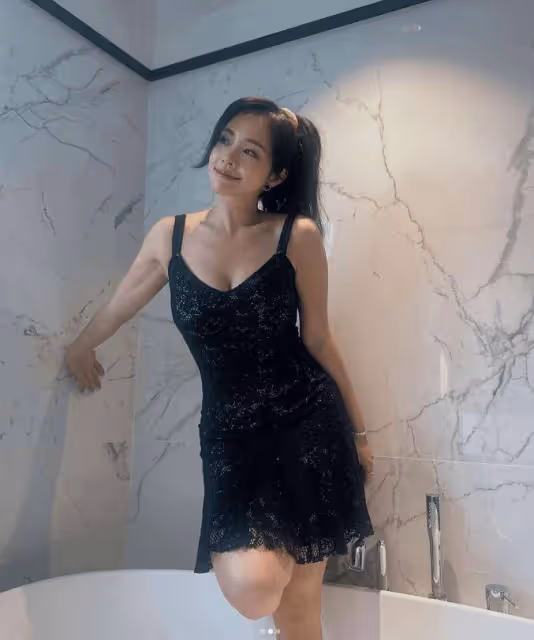 突變大肚！前TVB小花穿黑色泳裝，身材明顯臃腫！ 曾是TVB上位小生前女友
