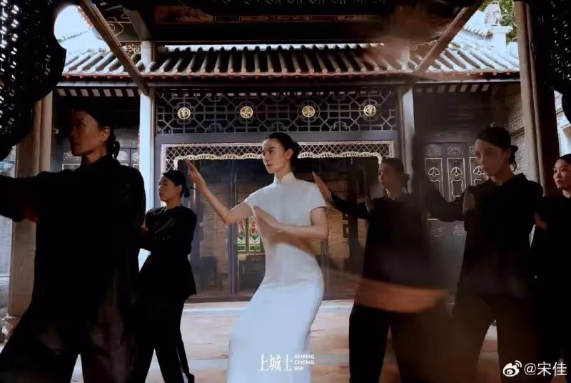宋佳穿旗袍打詠春拳，盡顯女性古典美，一招一式盡顯武俠風采