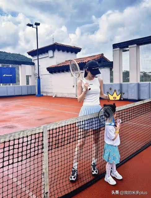 張馨月一家三口打網球,3歲女兒打扮甜美,林峯肌肉明顯體格壯實